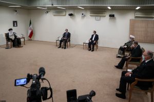 Kadhimi-Khamenei-meeting-No-shoes-p3