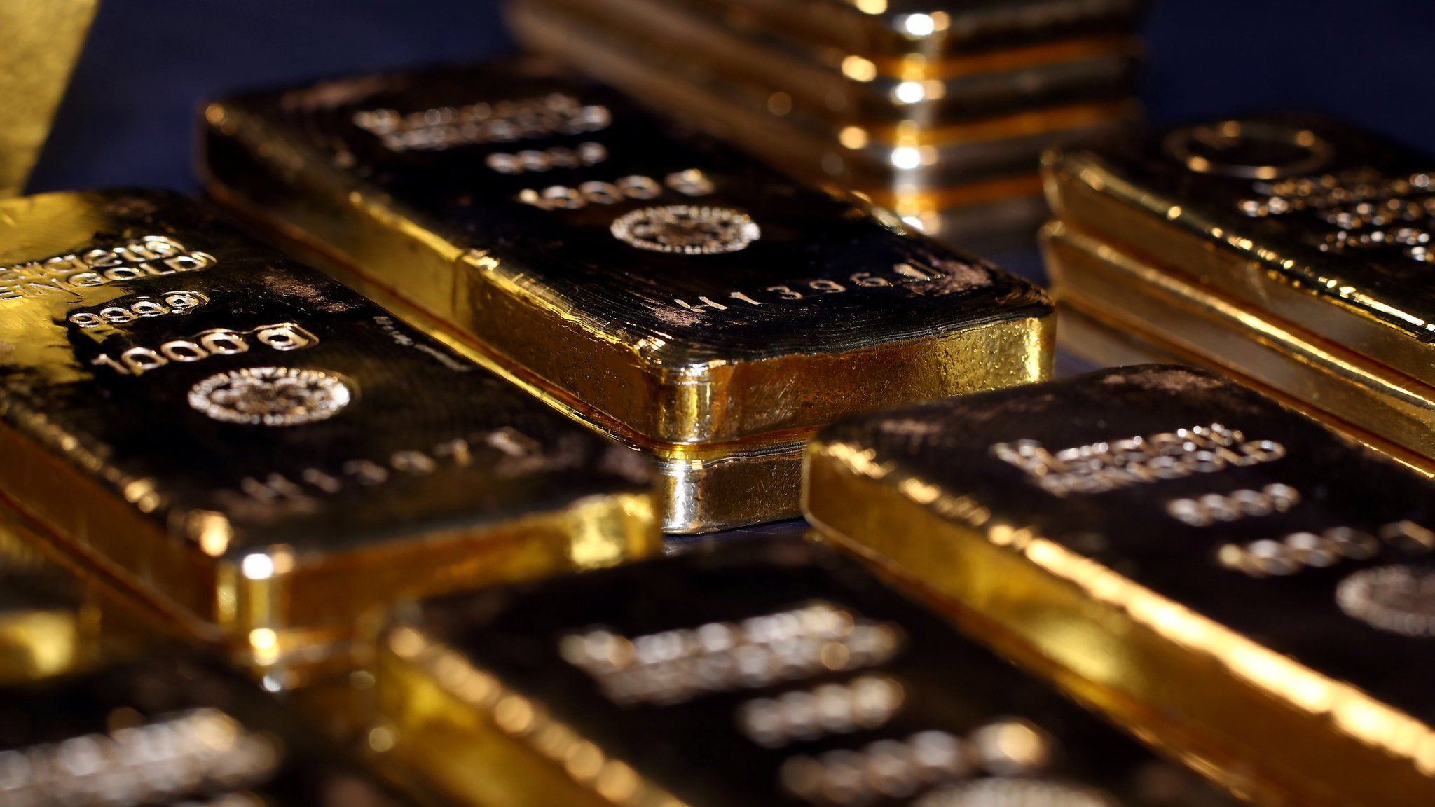 Gold price rises above $2,000 for first time - BBC News