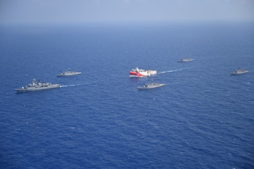ספינת קידוחים טורקית, בליווי ספינות מלחמה, באזור מזרח-ים תיכוני שנוי במחלוקת עם יוון