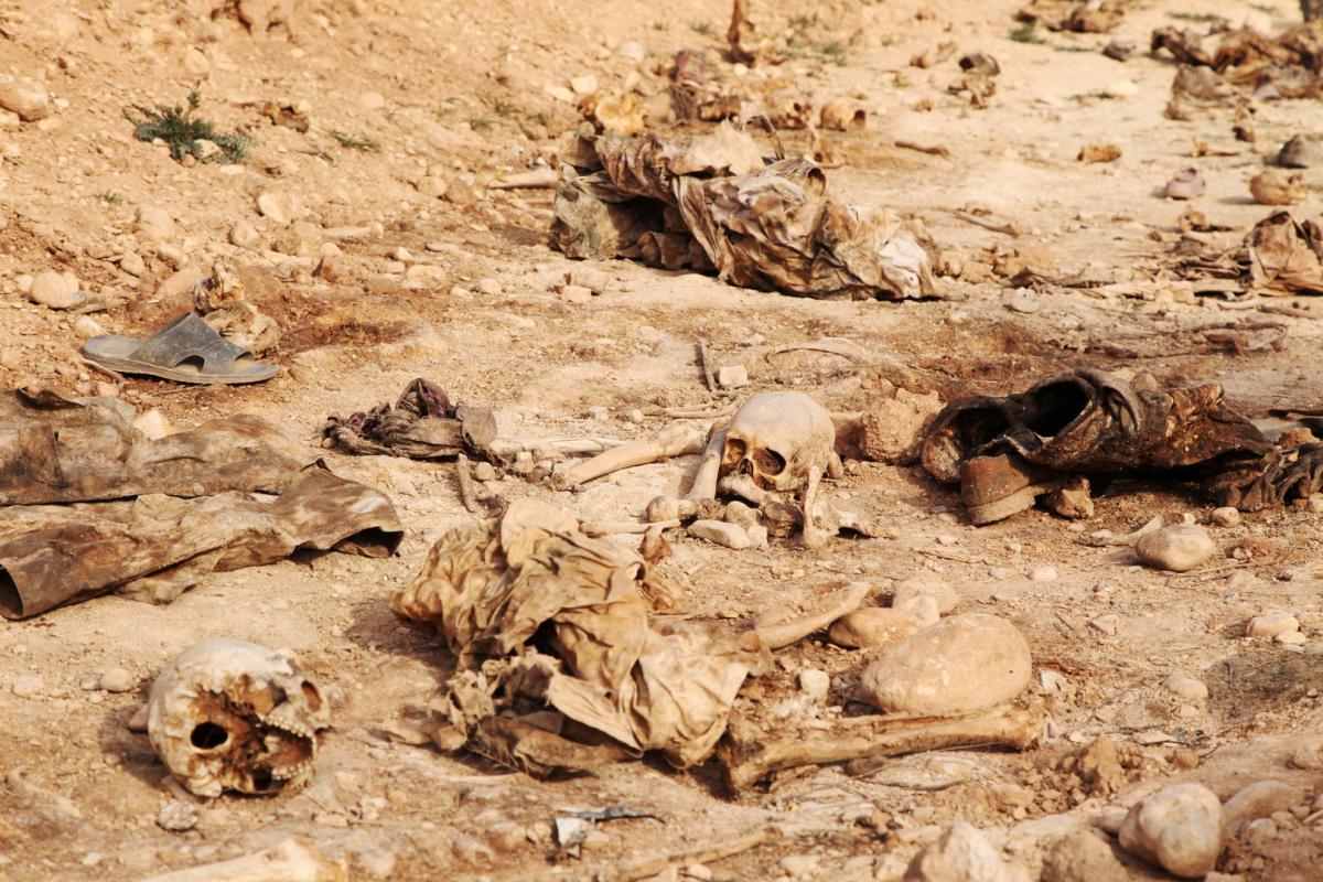 صور مفزعة.. اكتشاف 12 ألف جثة في مقابر جماعية بالعراق | الخليج أونلاين