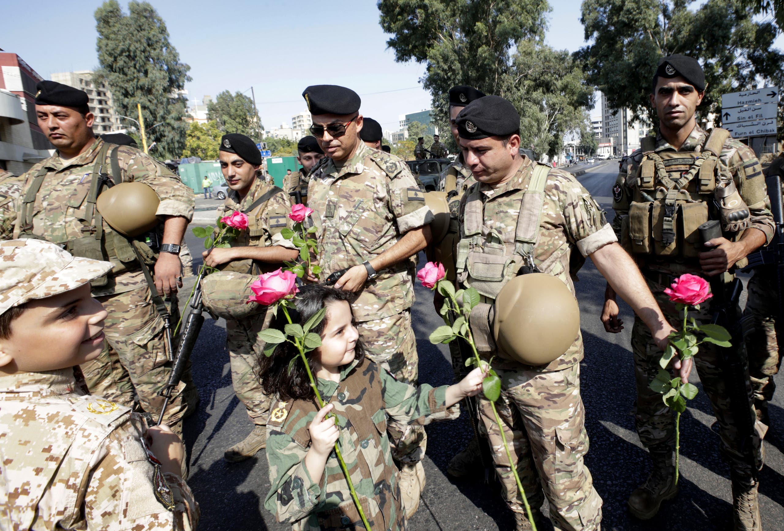 ילדים מחלקים ורדים לצבא לבנון - ארכיונים