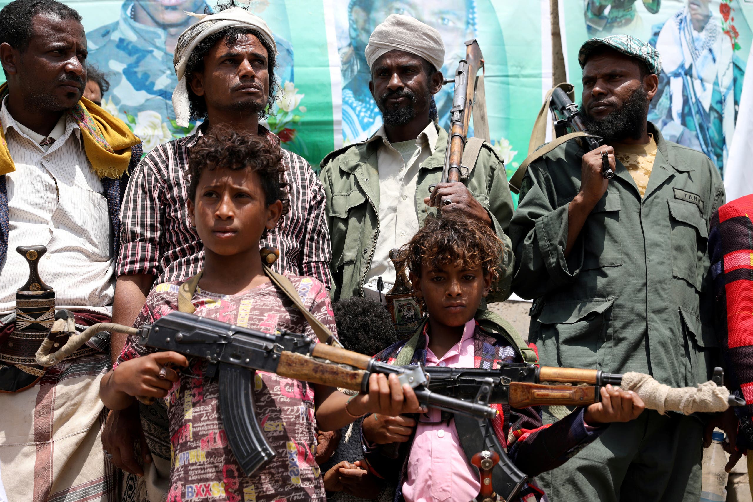 ילדים נושאים נשק במהלך התכנסות חות'ים בצנעא ביולי 2020