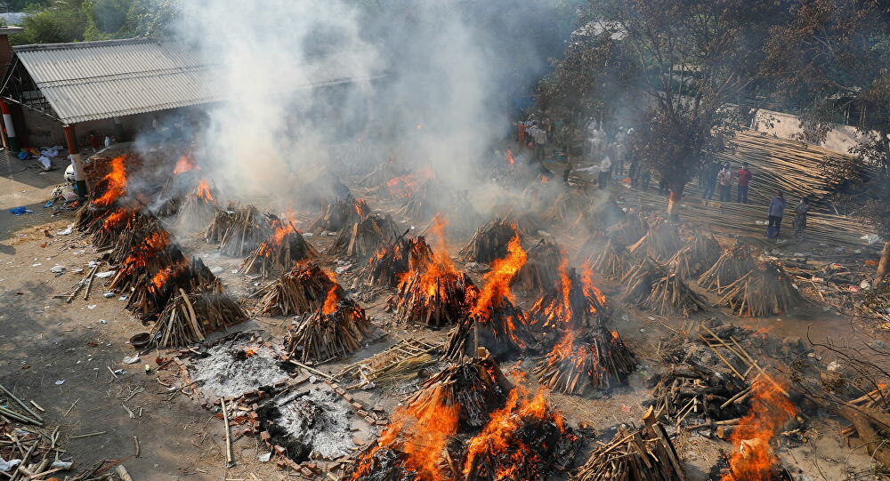 حرق المتوفين بكورونا في الهند