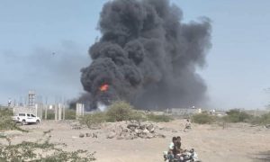  بعد دوي انفجاراتٍ عنيفة فيه.. الحكومة اليمنية تتهم ميليشيات الحوثي بقصف ميناء المخا "صاروخيّاً"