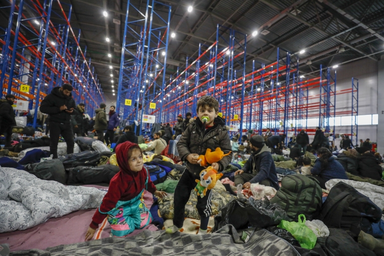 أزمة اللجوء.. بيلاروسيا تخلي مخيمات المهاجرين وبولندا تعتقل عشرات المتسللين  | أخبار سياسة | الجزيرة نت