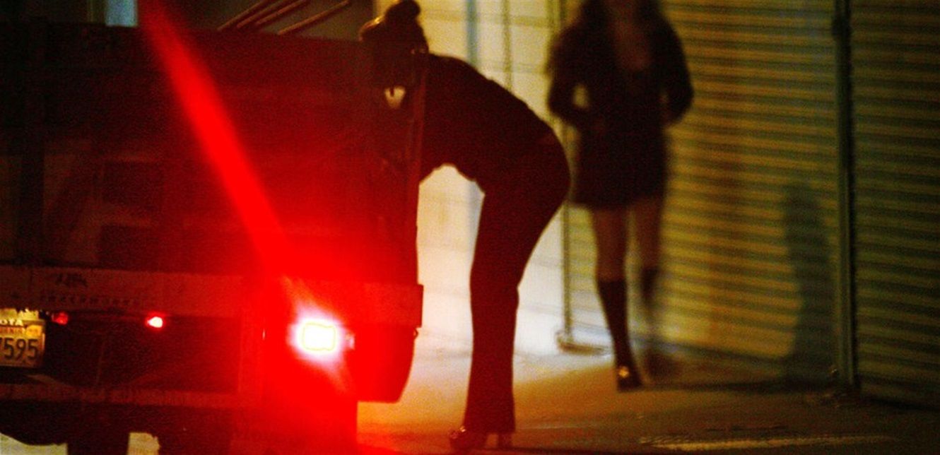 وردة وضرّتها معاً في عمل الدعارة، والمفاجأة…رعاية الزوج للزبائن