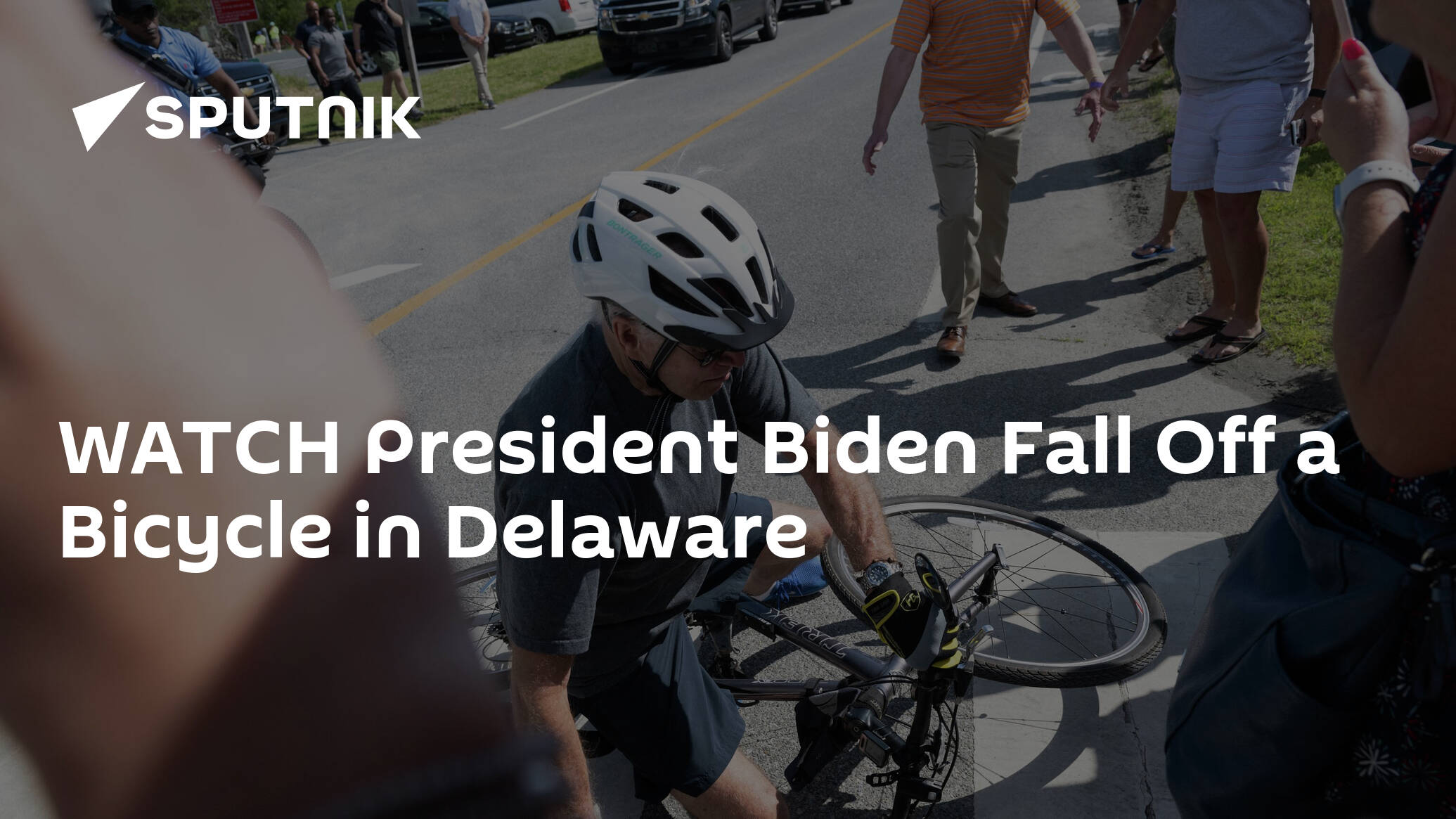 WATCH President Biden Fall Off a Bicycle in Delaware - 18.06.2022, Sputnik International