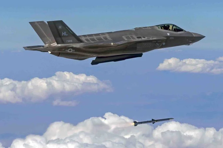 בפעם הראשונה: מטוסי F-35 חמושים בטילי AIM-120 "רוצחים" מפעילים את שריריהם במתקן החדש ביותר של נאט"ו