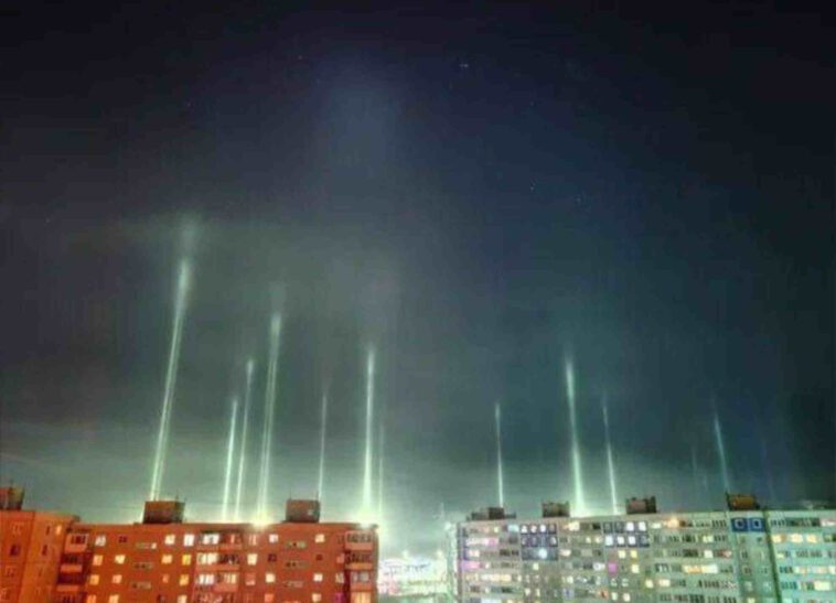 פלומות אור מוזרות מופיעות במספר ערים רוסיות... האם רוסיה הפעילה את מערכת הלייזר פרסבט כדי לתקוע לוויינים ליד אוקראינה?