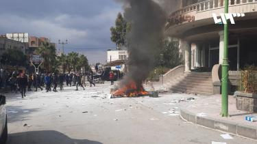 סצנה מההפגנות מול בניין המחוז באס-סויידה (טלוויזיה סוריה)