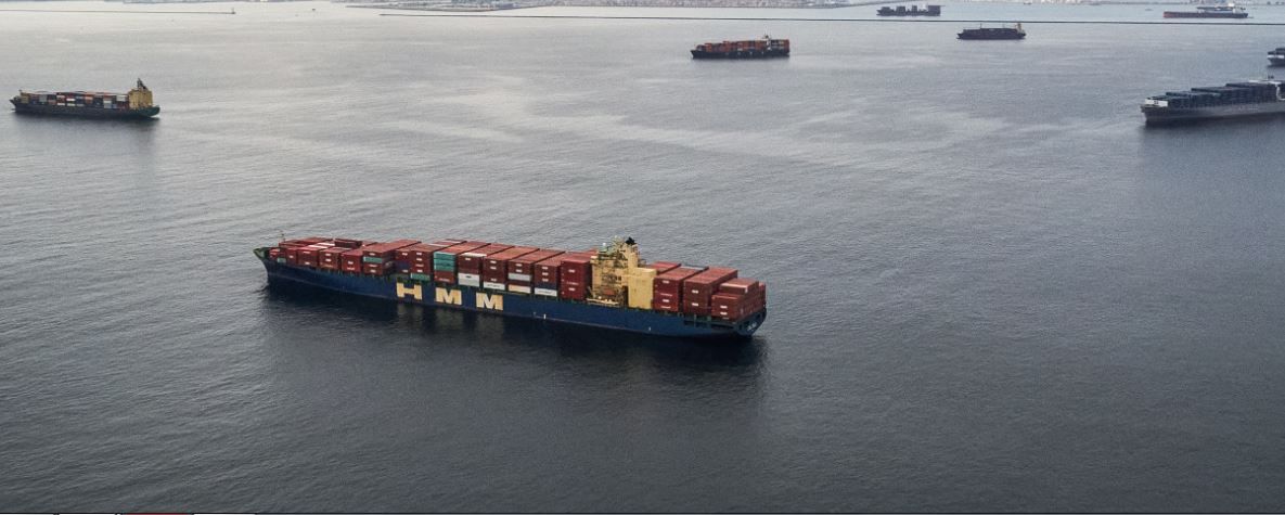 عشرات السفن التجارية عالقة قبالة إيران بسبب مشكلات الدفع – قناة الغد