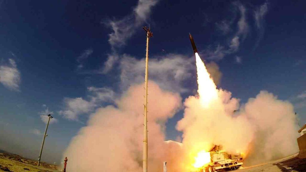 משרד הביטחון הישראלי מסכים לספק למרוקו מערכות הגנה אוויריות "כיפת ברזל", מכ"ם "אורן ירוק" ומערכת ההגנה ארוכת טווח נגד טילים בליסטיים "חץ".