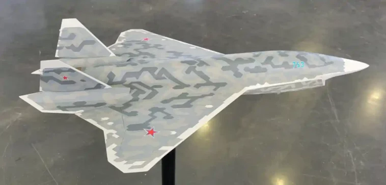 הופעתו של מטוס קרב רוסי Su-75 בלתי מאויש עם עיצוב זנב וכנף חדשים