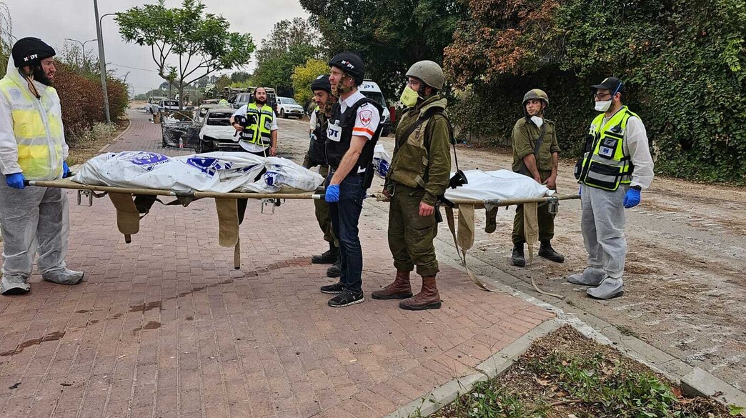 אנשי זק"א בפינוי הגופות (צילום: זק"א)